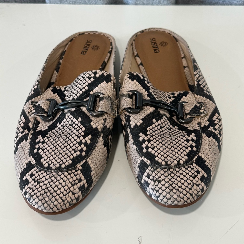 Susina Women's Snake Print flat mules. Size 8. Black and Cream